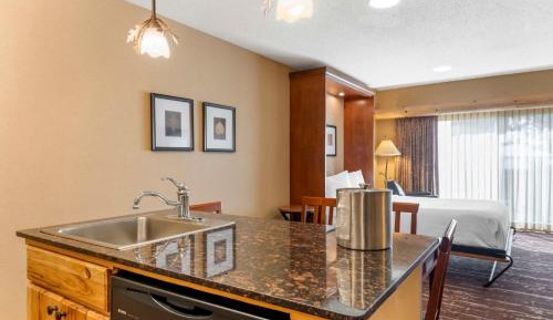Queen Room with Kitchen and Patio - Lake Front/Non-Smoking