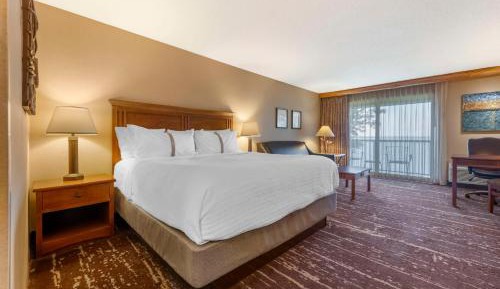 King Room with Sofa Bed and Patio - Lake Front/Non-Smoking