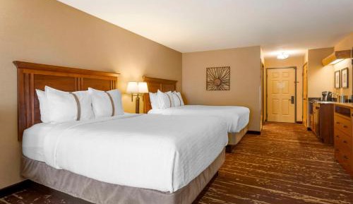Queen Room with Two Queen Beds and Balcony - Lake Front/Non-Smoking
