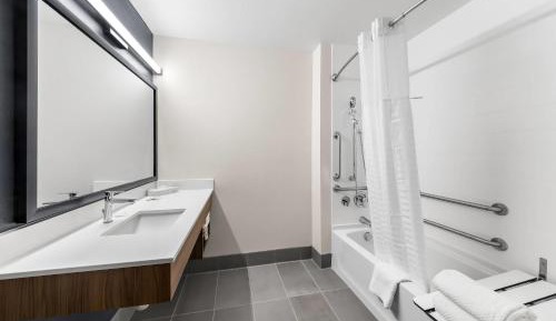 Queen Room with Two Queen Beds, Kitchen and Bath Tub - Accessible