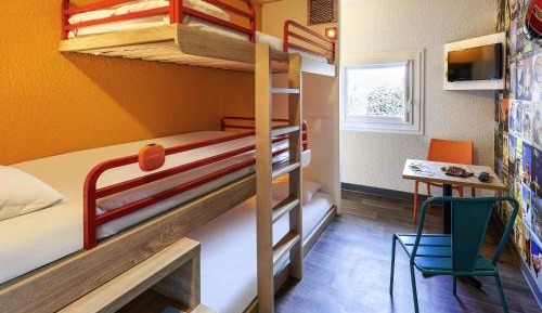 Break Room with Two Single Beds and Extra Bed