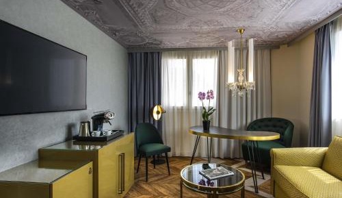 King Suite with Double Sofa Bed