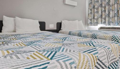 1 Full Bed | ADA/Tub | Outdoor Pool