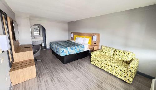 King Room with Roll-in Shower - Mobility Access/Non-Smoking
