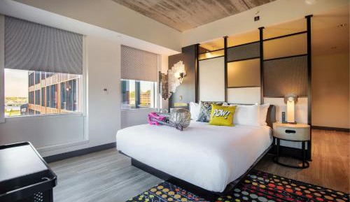 Aloft Guest Room with 1 King