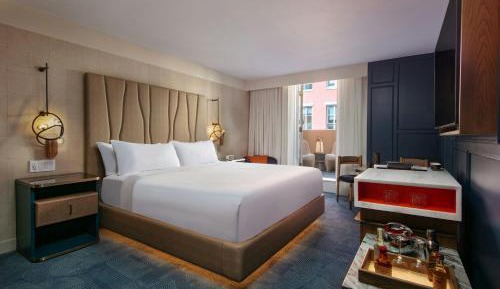 One-Bedroom King Suite with Balcony