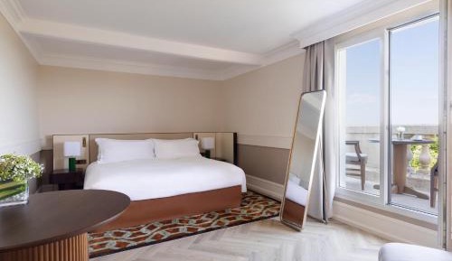 Premium Queen Room with Balcony