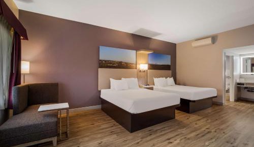 Queen Room with Two Queen Beds - Freeway Side/Non-Smoking