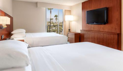 Deluxe Queen Room with Mountain View