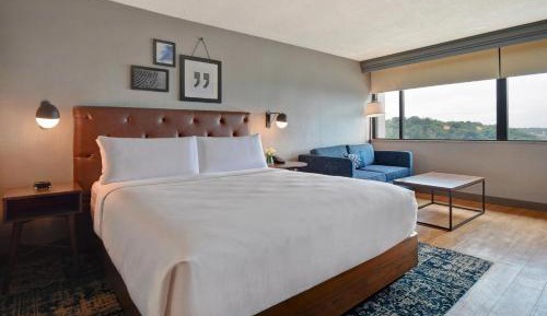 Deluxe Guest room, 1 King, Sofa bed