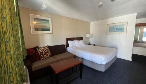 Deluxe Queen Suite