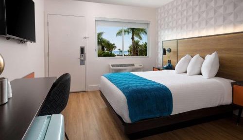 1 Queen Bed | Oceanside - New 60s Retro-Style Decor