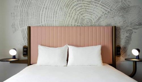 2 rooms next to each other (2 double rooms)