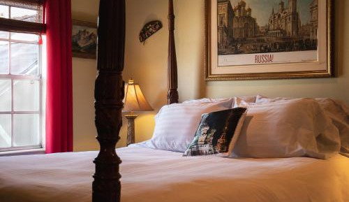 Deluxe Queen Suite