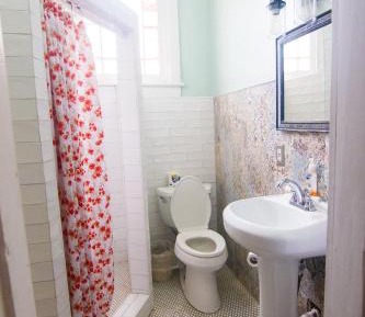 Bed in 5 bed mixed dormitory room with private bathroom