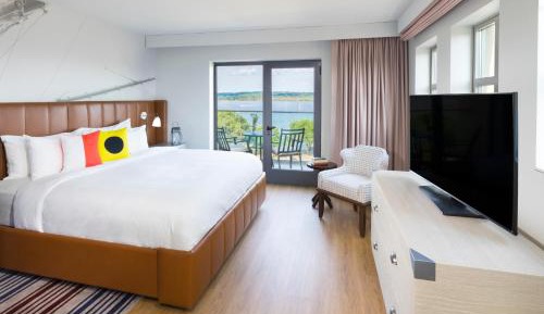 King Studio Suite with Balcony and Potomac River View - Corner