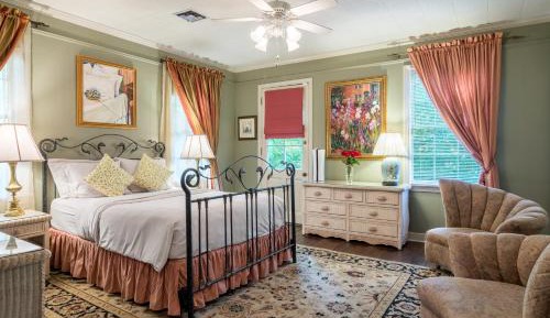 Deluxe Queen Suite