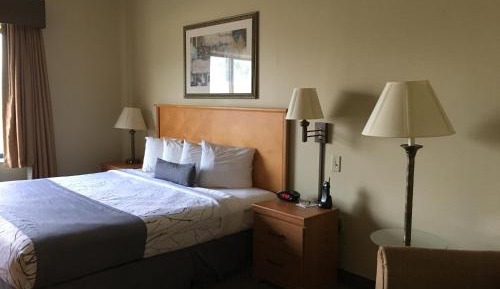 Deluxe King Room - Mobility and Hearing Impaired Access/Non-Smoking