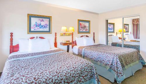 Queen Room with Two Queen Beds - Smoking
