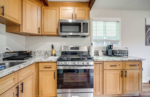 Woodlands Cabin | Year-Round Big Bear Retreat < 10 Mi to Lake & Ski!