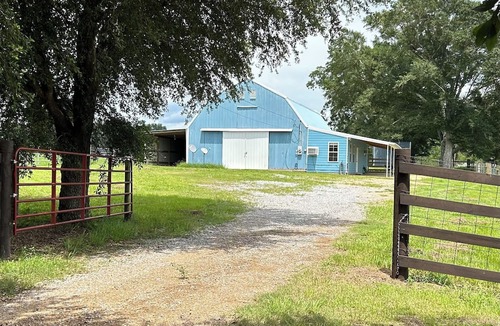 Perkinston House | Charming barn apartment located at Stonnington Farm in Perkinston.