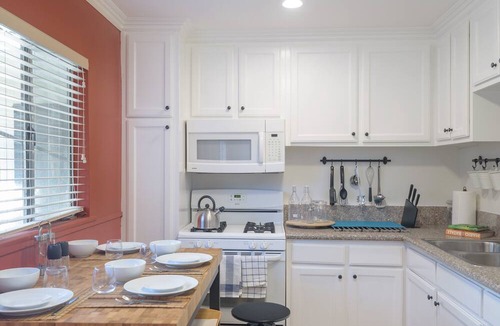 Valley Village Apartment | Clean and Airy Apartment in Valley Village