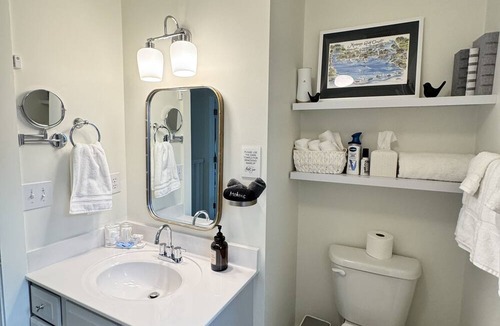 Ocean Springs Cottage | Stylish cottage on Gov’t St., near beach & downtown Ocean Springs w/Golf Cart!