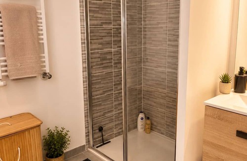 Bondy Apartment | Cosy Bondy. Cosy apartment with parking, Wi-Fi, balcony, close to transport links