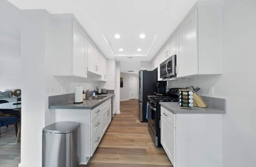 Marina del Rey Bed & Breakfast | Turquoise Lounge - Beachfront Water View Pool with Sauna