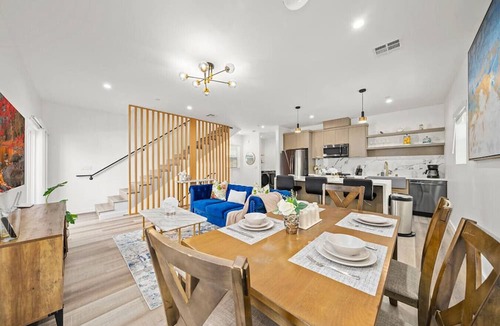Rampart Village House | Spacious 5 Bedrooms house in Los Angeles