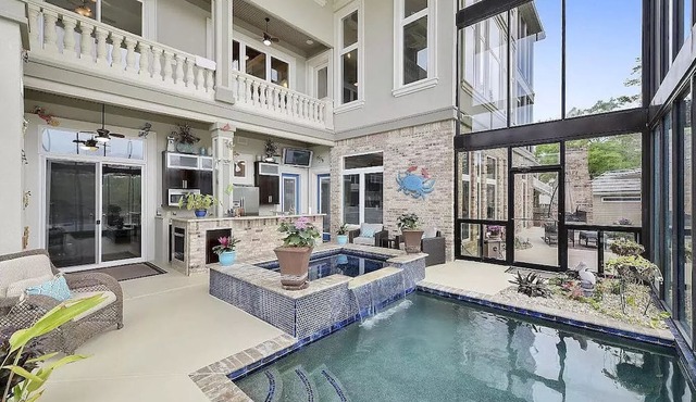 Entire House w/ indoor/outdoor pool and hot tub- Diamondhead, MS