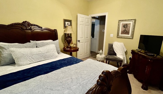 Bed & Breakfast Stay with Brenda Bedroom with Bath in home
