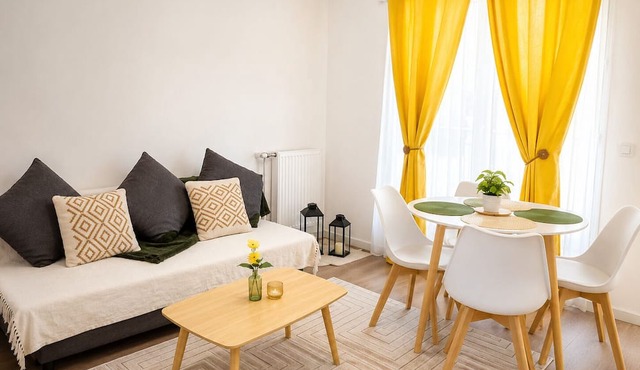 Cosy Bondy. Cosy apartment with parking, Wi-Fi, balcony, close to transport links