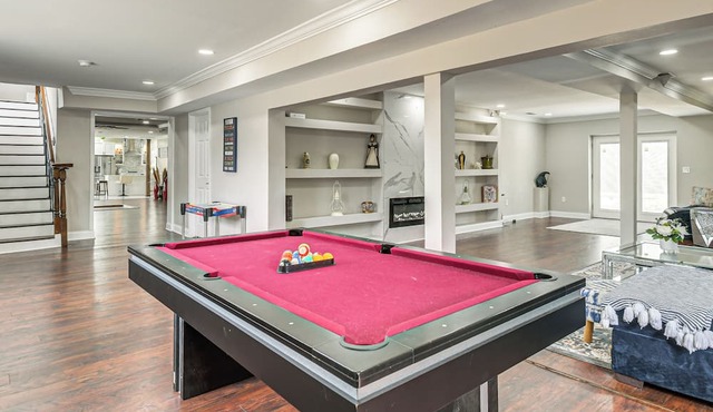 Game Room, Private Yard! Temple Hills Family Home