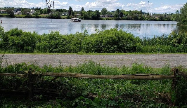 4 bedrooms, 2 bathrooms, kitchen, hot tub, huge yard, scenic view, waterway .